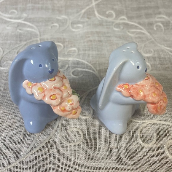NEW Vintage 2001 Blue Easter Bunny Rabbits with Pink Flowers Salt and Pepper set - Picture 2 of 6